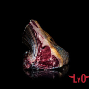 Chuletón de Vaca Rubia madurado 60 días, con hueso y la corteza exterior de la maduración, sobre fondo negro