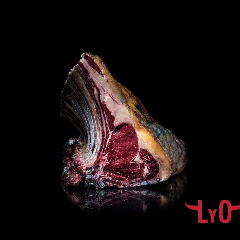Chuletón de Vaca Rubia madurado 60 días, con hueso y la corteza exterior de la maduración, sobre fondo negro