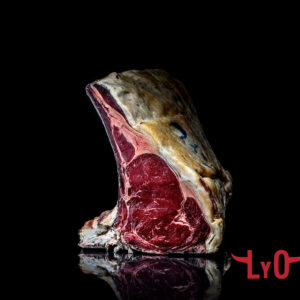 Chuletón de Vaca Rubia madurado 90 días, con hueso y la corteza seca de la cámara, sobre fondo negro