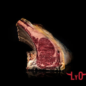 Chuletón de Vaca Rubia madurado 180 días, con el hueso largo a la vista, carne granate y grasa amarilla