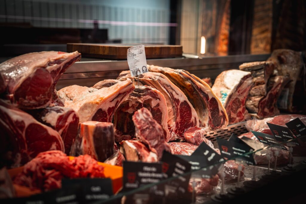 Mostrador con chuletones de vaca rubia gallega con hueso y sus etiquetas de precio, en la parada de Carnes Divins